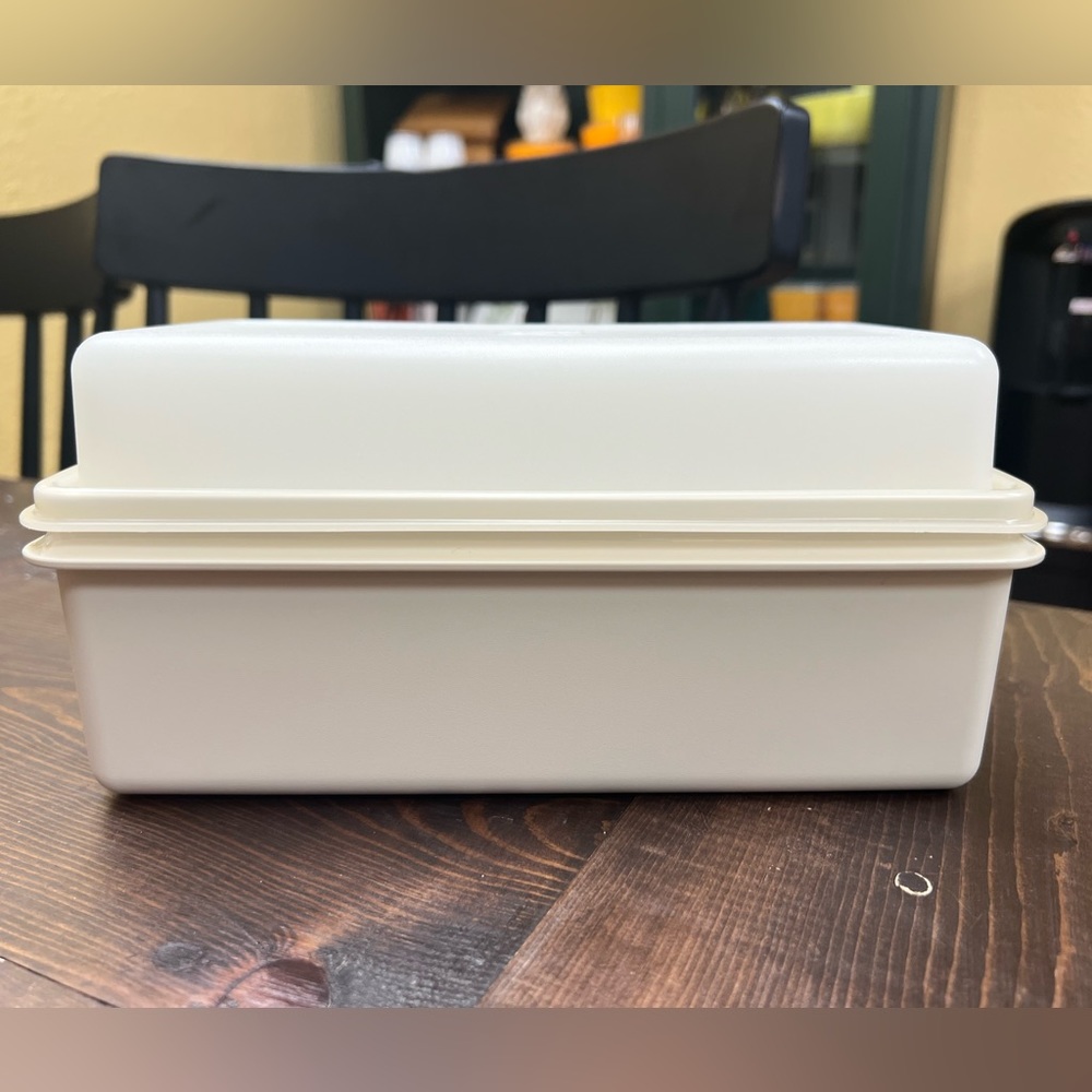 VINTAGE Tupperware Bread Keeper